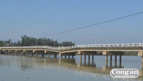 Cầu Hà Tân bị sập gãy vào mùa mưa bão năm 2017.