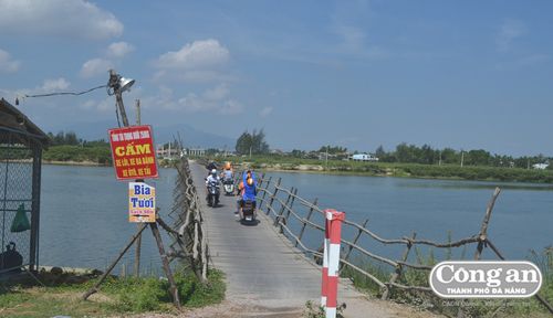 UBND xã Duy Vinh dựng tạm cây cầu thô sơ cho người dân đi lại qua sông Bàn Thạch, nhưng đến mùa mưa lũ sẽ không thể sử dụng.