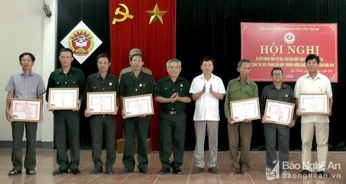 Trao thưởng cho các tập thể và cá nhân xuất trong phong trào thi đua dân vận khéo giai đoạn 2014 – 2018. Ảnh: Anh Tuấn
