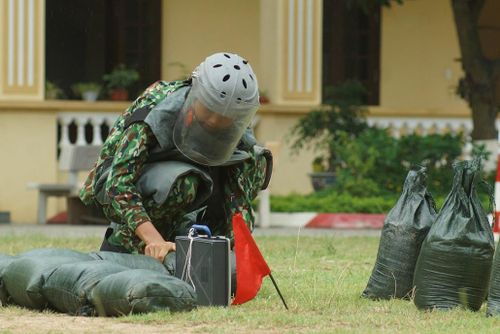 Tiến hành khoanh vùng bằng bao cát khi phát hiện vật nổ