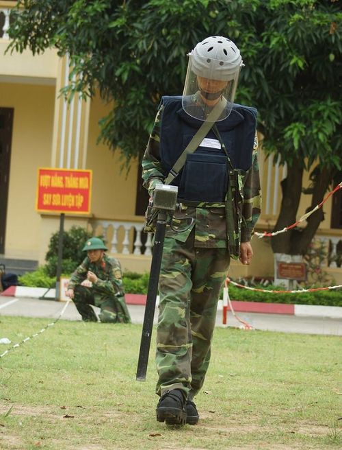 Sử dụng máy dò bom trong thực hiện nhiệm vụ phòng chống khủng bố