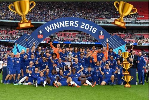 Willian lấy hình cúp vô địch che mặt Conte.
