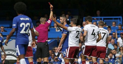  Chelsea nhận ba thẻ đỏ trong hai trận đầu mùa.