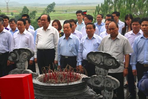 Thủ tướng Nguyễn Xuân Phúc cùng đoàn công tác dâng hương tại Khu mộ Tổng Bí thư Trần Phú ở xã Tùng Ảnh, huyện Đức Thọ
