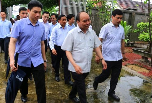 Thủ tướng Chính phủ Nguyễn Xuân Phúc cùng đoàn công tác đi kiểm tra mô hình nông thôn mới tại xã Tùng Ảnh, huyện Đức Thọ