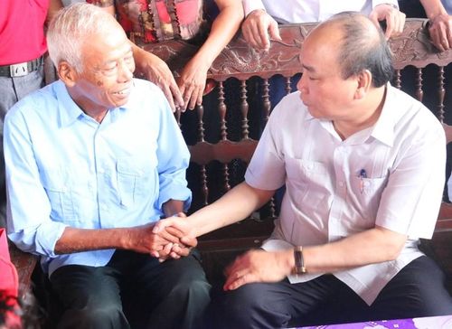 Thủ tướng Nguyễn Xuân Phúc ân cần hỏi thăm cuộc sống của người dân ở xã Tùng Ảnh, huyện Đức Thọ