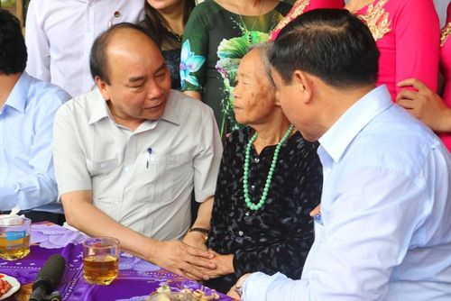 Thủ tướng Nguyễn Xuân Phúc ân cần hỏi thăm cuộc sống của người dân ở xã Tùng Ảnh, huyện Đức Thọ