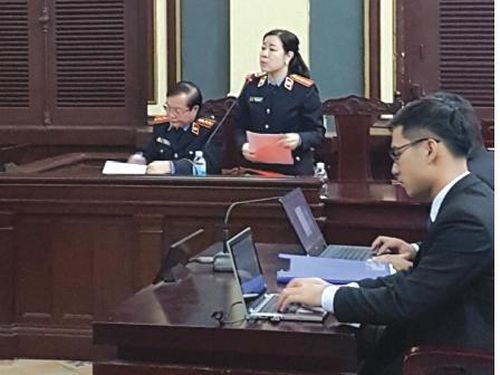 Nữ Kiểm sát viên Nguyễn Quỳnh Lan và đồng nghiệp thực hành quyền công tố và kiểm sát xét xử trong phiên tòa xét xử vụ án Phạm Công Danh và đồng phạm. Ảnh: P.V