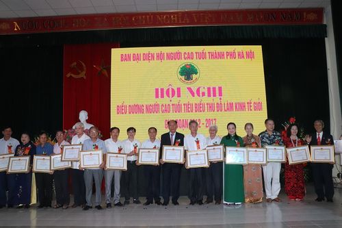 Nhiều cá nhân, điển hình người cao tuổi làm kinh tế giỏi được biểu dương trong gian đoạn 2012 - 2017.