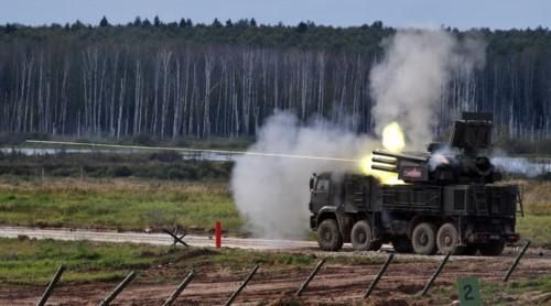 Tổ hợp tên lửa – pháo phòng không “Pantsir-S1” là phương tiện phòng không để đánh chặn các mục tiêu tầm thấp và tiêu diệt các phương tiện mặt đất ở tầm xa từ 20-40km. Loại tên lửa này được thiết kế đầu đạn có khả năng tự do tìm mục tiêu.