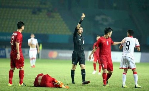 Thẻ đỏ của Sanad Ahmed là bước ngoặt. Ảnh: LT