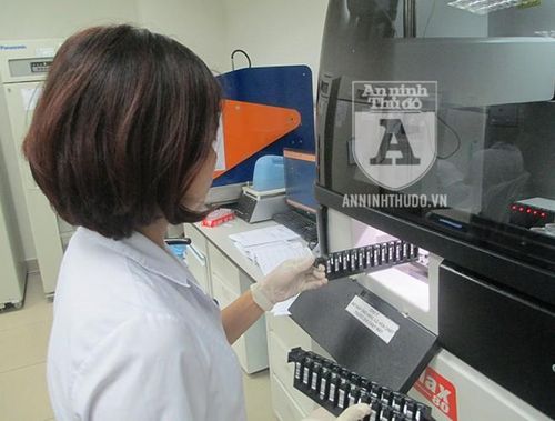 Trước khi truyền cho người bệnh, nguồn máu được xét nghiệm và xử lý rất kỹ lưỡng