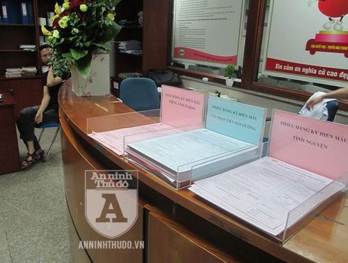 Hình ảnh "ấm lòng": Dù Viện Huyết học đặt khay giấy màu xanh (chứa tờ đăng ký hiến máu có nhận tiền bồi dưỡng) ở vị trí tiện lấy nhất, song hầu hết mọi người tới đây đều tìm tới những khay hồng chứa tờ đăng ký hiến máu tình nguyện