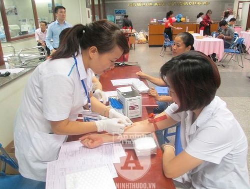 Đã có hơn 10 lần hiến máu tình nguyện, bác sĩ Nga chia sẻ rằng, "ưu điểm" của các y bác sĩ khi hiến máu là... đã quá quen với kim tiêm, ống truyền, nên không có sự sơ hãi mơ hồ ban đầu