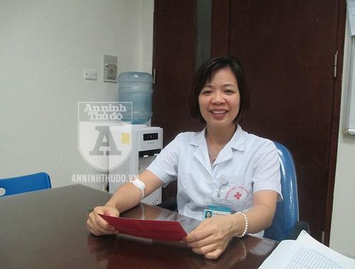Bác sĩ Hoàng Thị Thanh Nga nở nụ cười vô tư: "Với bọn mình, việc hiến máu là rất thường xuyên và đơn giản, vì hơn ai hết, bọn mình chứng kiến rất nhiều hoàn cảnh cần nguồn máu"