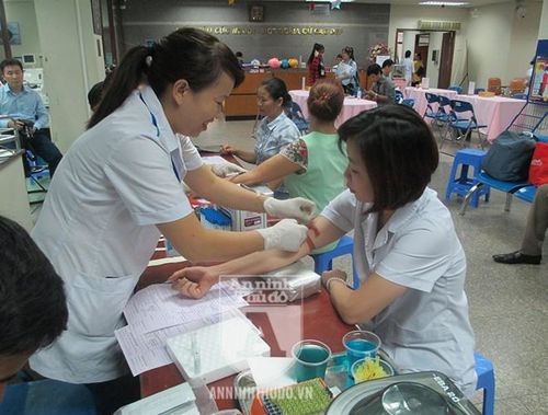 Nhiều bác sĩ, nhân viên y tế tại Viện Huyết học - Truyền máu Trung ương cũng đã hiến máu trong giai đoạn thiếu nguồn máu nhóm O vừa qua. Trong ảnh là bác sĩ Hoàng Thị Thanh Nga – Khoa Huyết thanh học nhóm máu, Viện Huyết học - Truyền máu Trung ương - đang được lấy máu xét nghiệm chuẩn bị hiến máu
