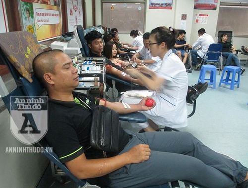 Anh Mai Anh Tuấn - Giám đốc một doanh nghiệp thể thao ở Hà Nội - rủ nhiều nhân viên cùng công ty đi hiến máu, với suy nghĩ đơn giản: Đây là một nghĩa cử nhân văn, cần tích cực ủng hộ!
