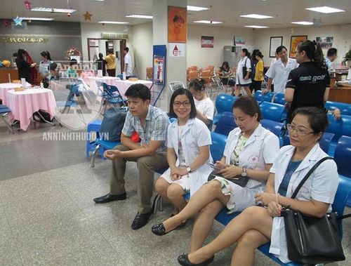 Nhóm bác sĩ và cán bộ y tế của bệnh viện Xanh Pôn tới Viện Huyết học - Truyền máu Trung ương để hiến máu tình nguyện
