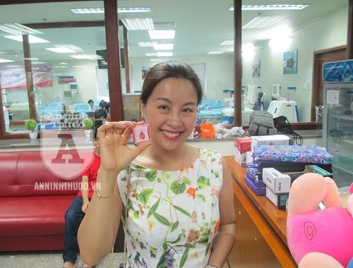 Nữ cán bộ của Bệnh viện Xanh Pôn nở nụ cười khi được nhận món quà kỷ niệm