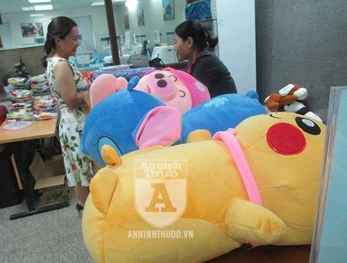 Sau khi hiến máu, món quà gấu bông dễ thương được chờ sẵn để trao cho những "Mạnh Thường Quân nhiệt huyết"