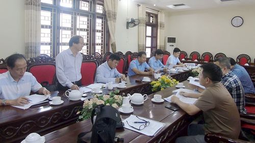 Các đồng chí lãnh đạo Thành ủy, UBND TP Vinh (Nghệ An) họp bàn về tinh giản bộ máy, đổi mới phương thức làm việc tại các cơ quan hành chính. Ảnh: TRỊNH SƠN