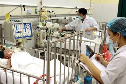 Bác sĩ thăm khám cho các bệnh nhận bị bệnh sởi