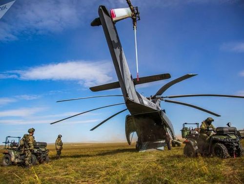  Đổ bộ đơn vị cơ động đường không từ máy bay trực thăng Mi-26 trong cuộc diễn tập Vostok-2018 trên thao trường Tsugol 