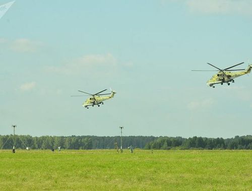  Máy bay trực thăng tấn công - vận tải Mi-24 trong chuyến bay tại căn cứ không quân Shagol của Nga 