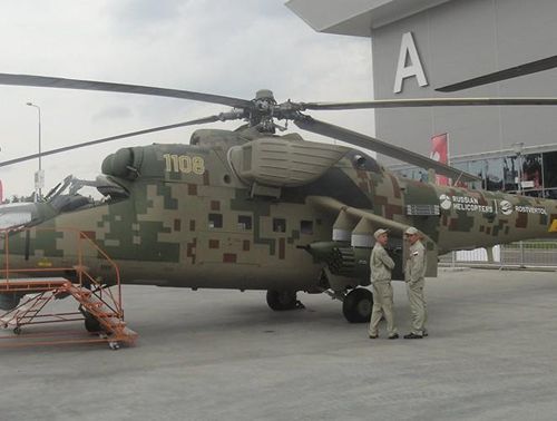  Máy bay trực thăng tấn công-vận tải Mi-35P trên bãi đậu của Diễn đàn “Quân đội 2018” 