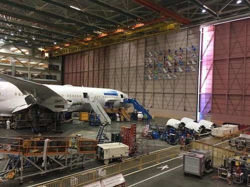 Logo của tất cả các khách hàng của chiếc Boeing 787 có thể được nhìn thấy trên cánh cửa vào khu vực lắp ráp. Đối diện với nó là một chiếc máy bay 787 của Ethiopian Airlines.