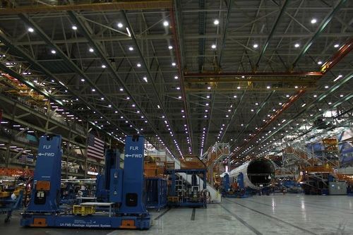 Gần khu vực chiếc 777 đang được phát triển là một chiếc Boeing 787 Dreamliner mới. Đây là nơi tất cả bộ phận máy bay được sản xuất ở nhiều nước trên thế giới hội tụ.