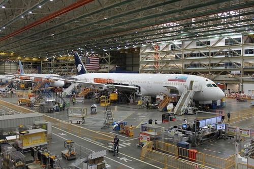 Một góc nhìn toàn cảnh hơn về khu vực lắp ráp với một chiếc Boeing 787 sẽ được bán cho Aero Mexico.