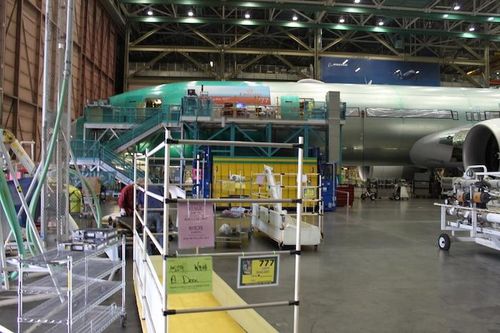 Một chiếc 777-300ER đang gần như đã được hoàn thiện. Nó sẽ được chuyển đến Dubai cùng đơn vị tiếp nhận là Emirates. Hãng hàng không này hiện đang là đơn vị có số lượng máy bay Boeing 777 lớn nhất thế giới. Cụ thể, Emirates đang vận hành 165 chiếc Boeing 777.