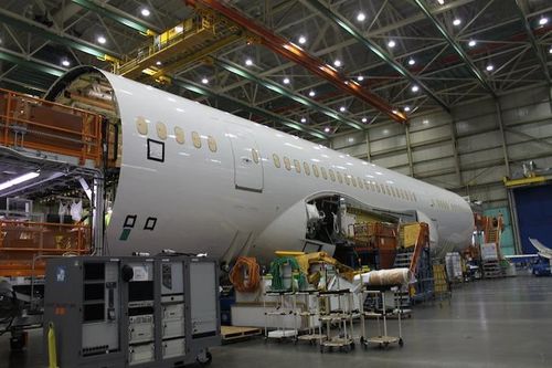 Phần thân của một chiếc 787 khác sẽ được bàn giao cho Qantas Airlines. Nó được sản xuất ở Ý.
