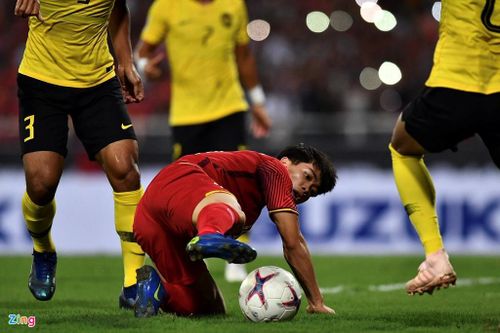 Cầu thủ mang áo số 3 của đội tuyển Malaysia có pha chơi xấu khi thúc cùi chỏ đối vào Công Phượng. Tuy nhiên, trợ lý trọng tài không quan sát thấy tình huống phạm lỗi của cầu thủ đội khách.