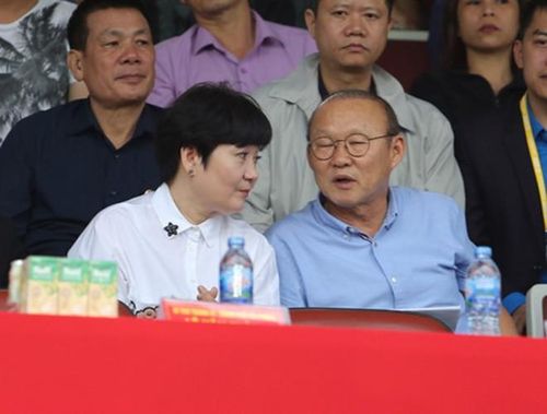 Bà thường xuyên có mặt cổ vũ trong những buổi thi đấu cũng như nhiều buổi tập của đội tuyển Việt Nam. (nguồn: Giáo dục thời đại)