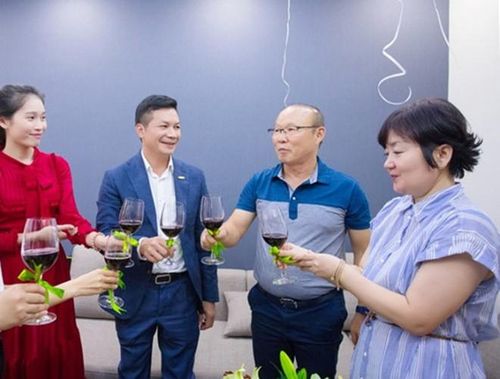 Mới đây, HLV Park Hang Seo và vợ đã nhận thêm một căn nhà mới. Ngôi nhà cũng chỉ cách Liên đoàn Bóng đá Việt Nam - nơi ông Park làm việc chưa tới 10 km. (nguồn: Zing)