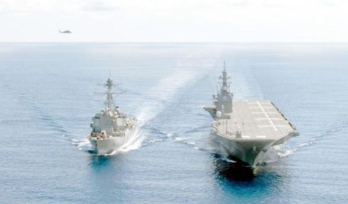Tàu JS Izumo (phải) cùng với tàu khu trục của Hải quân Mỹ trên Biển Đông hồi năm 2017. Ảnh: CNN