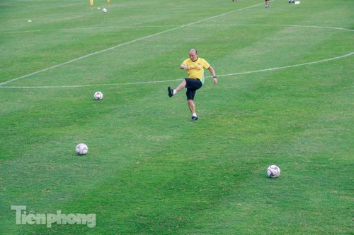 Park Hang Seo chuyền bóng cho các cầu thủ.