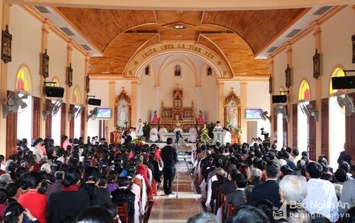 Quang cảnh buổi lễ khánh thành tại nhà thờ giáo họ Ngọc Lâm. Ảnh: Huy Thư