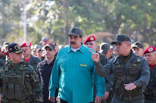 Tổng thống Maduro cùng Bộ trưởng Quốc phòng Vladimir Lopez thị sát cuộc tập trận gần thành phố Valencia ngày 27/1. Ảnh: Reuters.