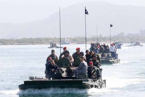 Tổng thống Maduro cùng phu nhân ngồi trên xe thiết giáp, thị sát hoạt động diễn tập tại thành phố Puerto Cabello ngày 27/1. Ảnh: Reuters.