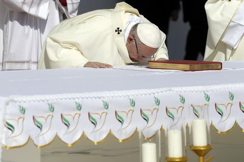 Giáo hoàng Francis cúi đầu trước bệ thờ ở buổi thánh lễ. Ảnh: AP.