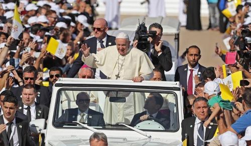Những tiếng hô vang "Viva il Papa" và "We love you!" ngay lập tức vang lên dồn dập bên trong sân vận động Zayed Sports City, nơi diễn ra buổi thánh lễ. Ước tính có khoảng 135.000 người có mặt tại buổi lễ này. Ảnh: AFP.
