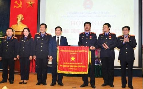 Viện trưởng VKSND tối cao Lê Minh Trí trao Cờ thi đua của Chính phủ cho VKSND TP. Hà Nội.