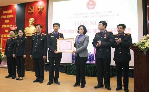 Phó Bí thư Thường trực Thành ủy Hà Nội Ngô Thị Thanh Hằng trao Bằng khen của Thành ủy tặng VKSND TP. Hà Nội.