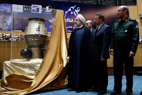 Tổng thống Iran Hassan Rouhani tham quan triển lãm thành tựu công nghiệp hàng không vũ trụ Iran vào năm 2017. Ảnh: AP.