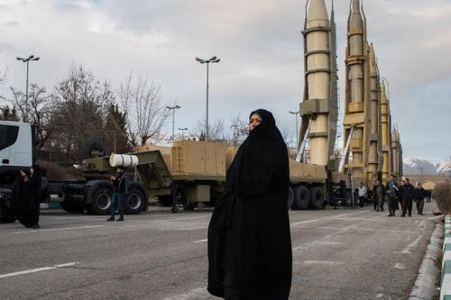Các tên lửa tầm xa của Iran được trưng bày trong lễ kỷ niệm 40 năm Cách mạng Hồi giáo. Ảnh: New York Times.