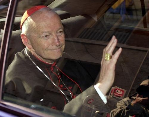 Hồng y Theodore McCarrick khi đến Vatican vào năm 2002. Ảnh: AP.
