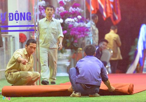 Số người tham gia chuẩn bị cũng ít hơn hẳn so với trước khi ông Kim Jong Un tới vì đa phần các hạng mục đã hoàn thành. Công nhân chỉ quét dọn và trải thảm trở lại. 